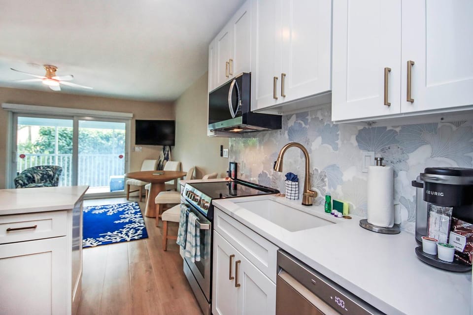 Kitchen or kitchenette, dishwasher, oven