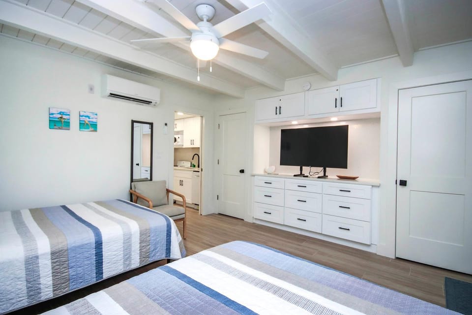 Bed, TV and multimedia, Photo of the whole room, Bedroom, wardrobe, air conditioner