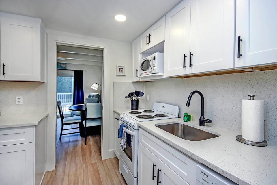 Kitchen or kitchenette, dishwasher, oven