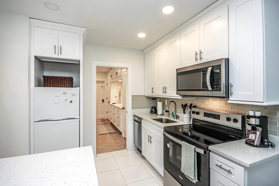 Kitchen or kitchenette, dishwasher, oven