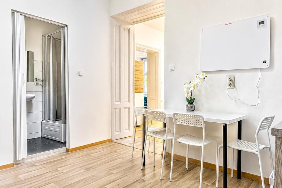 Bed, Seating area, Dining area, Bedroom