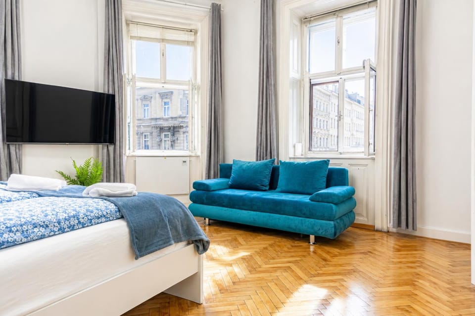 Bed, TV and multimedia, Seating area, Bedroom