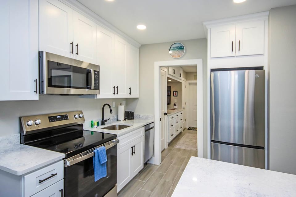 Kitchen or kitchenette, dishwasher, oven