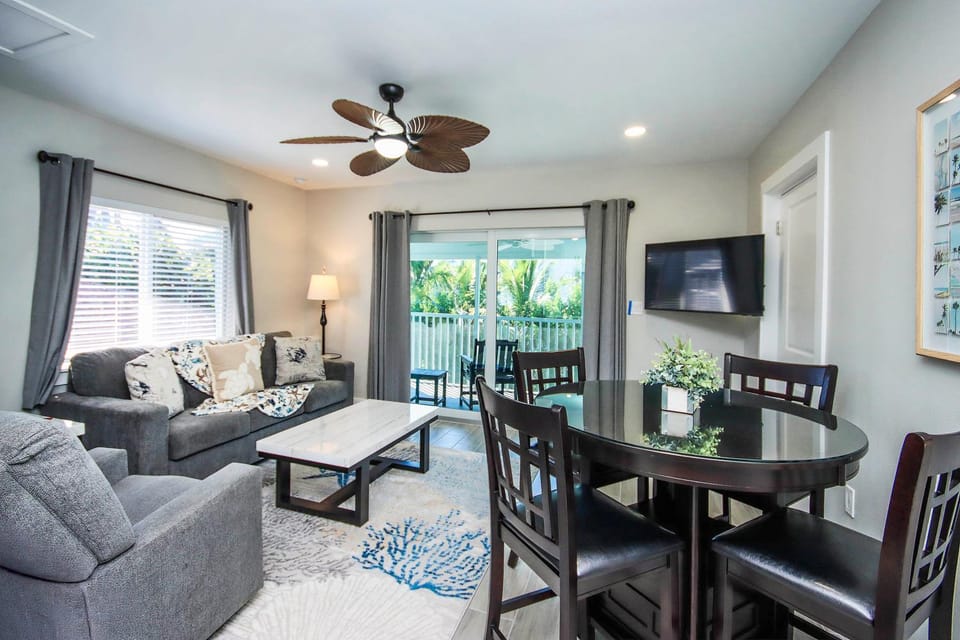 TV and multimedia, Living room, Seating area, Dining area, Evening entertainment