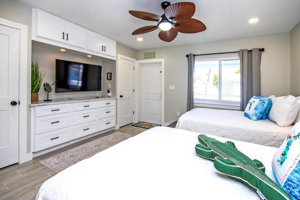 Bed, TV and multimedia, Photo of the whole room, Bedroom, towels, wardrobe