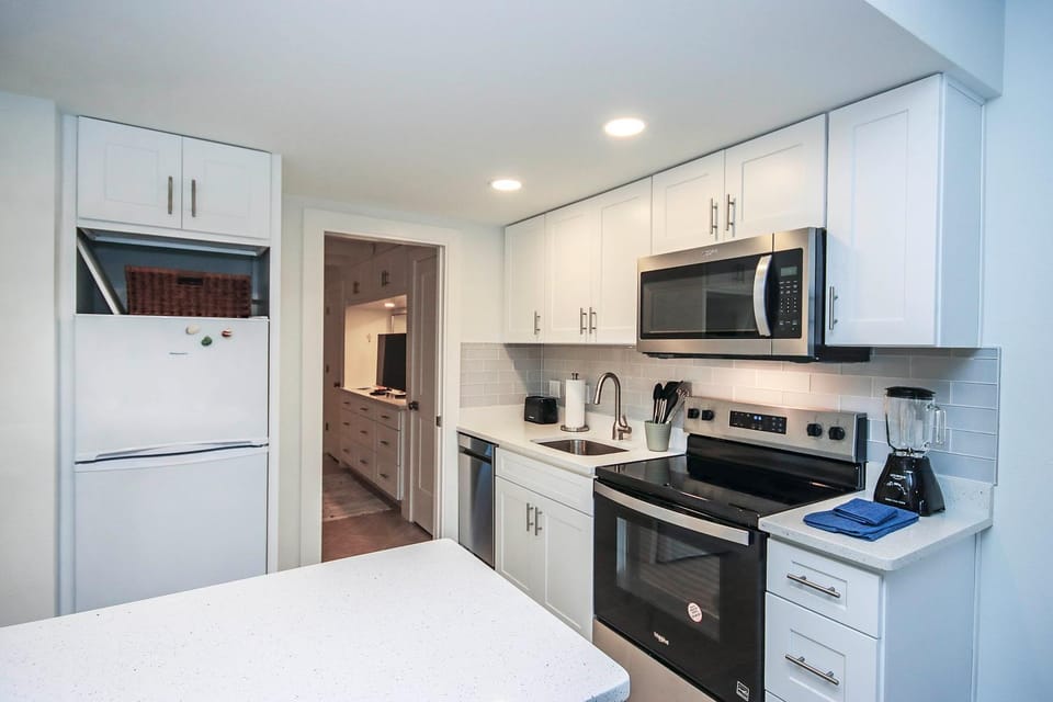 Kitchen or kitchenette, dishwasher, oven