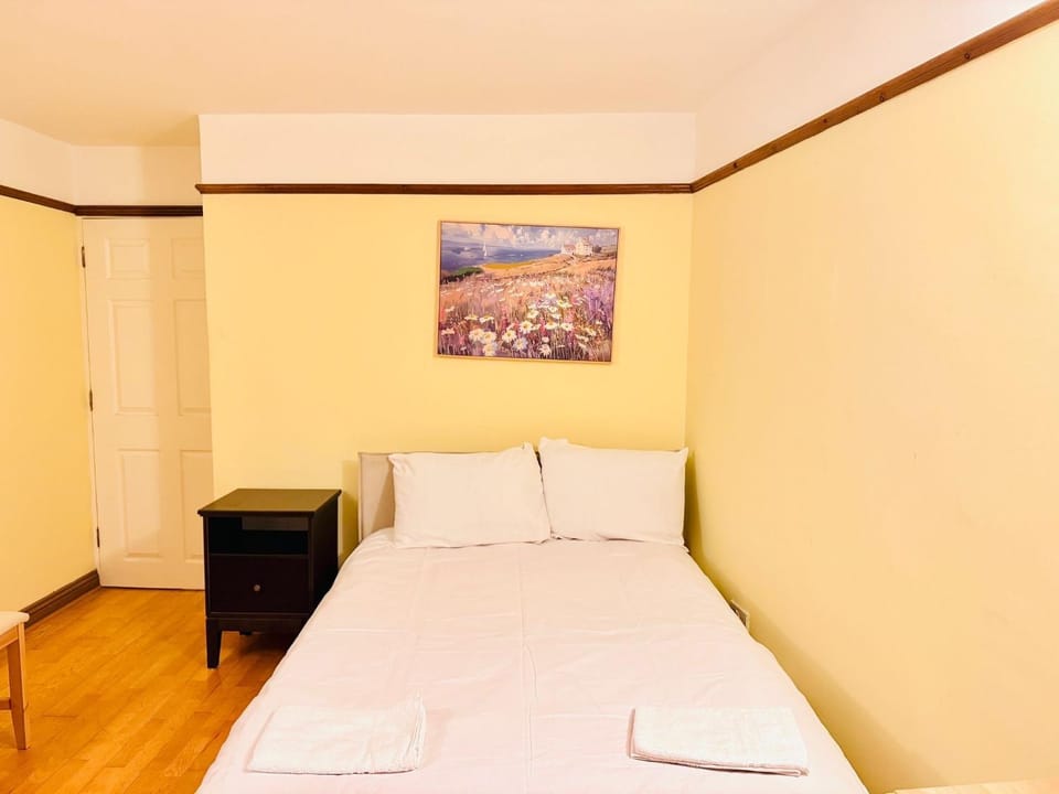 Bed, Photo of the whole room, Decorative detail, Bedroom, towels
