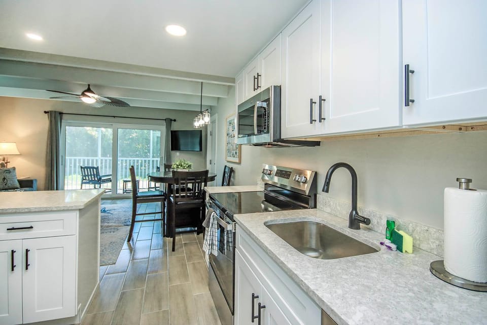 Kitchen or kitchenette, Dining area, oven