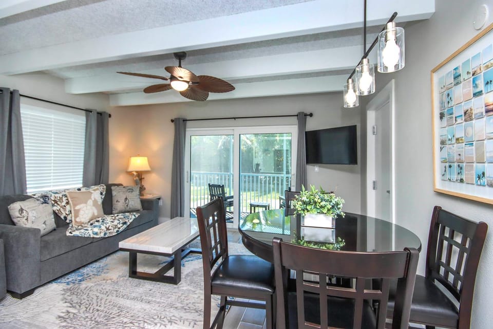 TV and multimedia, Living room, Seating area, Dining area, Evening entertainment