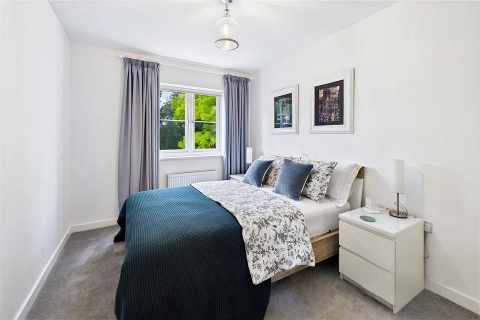 Contemporary 1-Bedroom Home with Garden, Parking, Full Kitchen, Surrey, London Zone 6 House in Epsom
