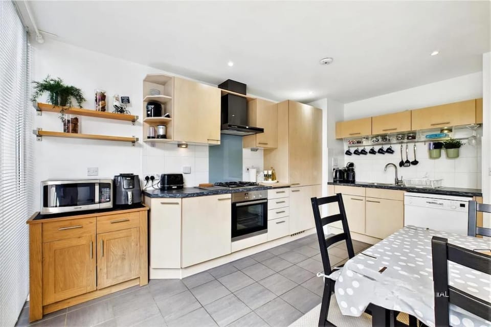 Contemporary 1-Bedroom Home with Garden, Parking, Full Kitchen, Surrey, London Zone 6 House in Epsom