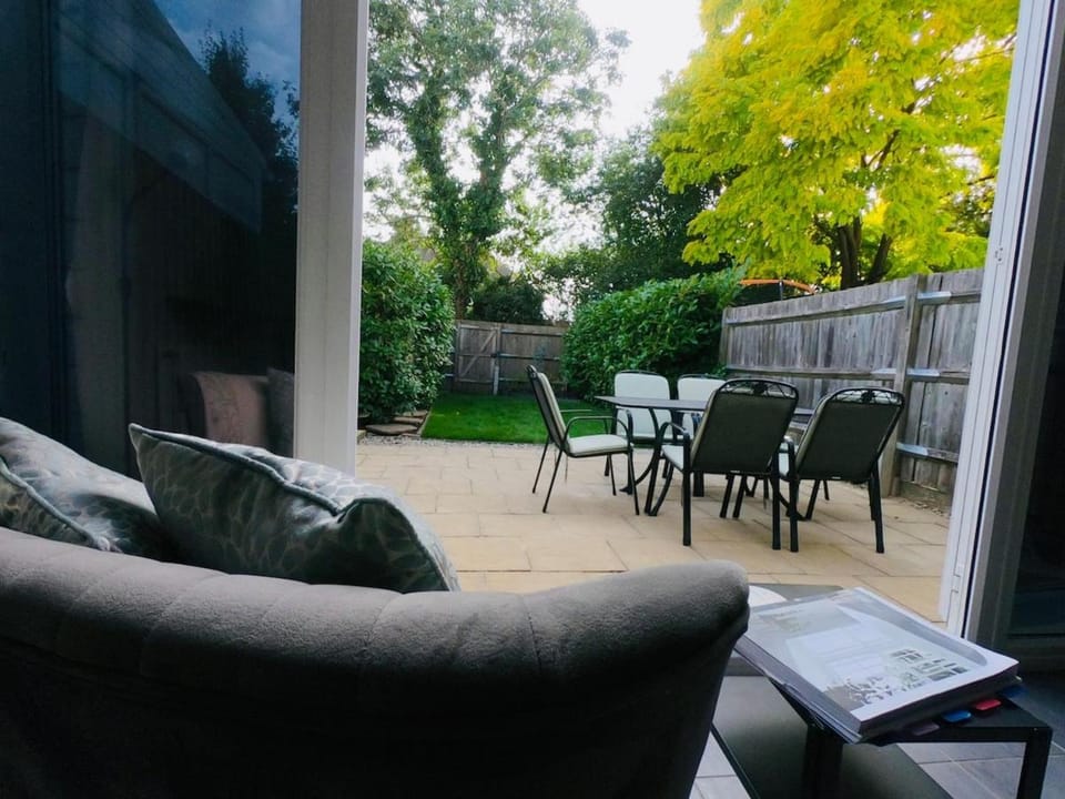 Contemporary 1-Bedroom Home with Garden, Parking, Full Kitchen, Surrey, London Zone 6 House in Epsom
