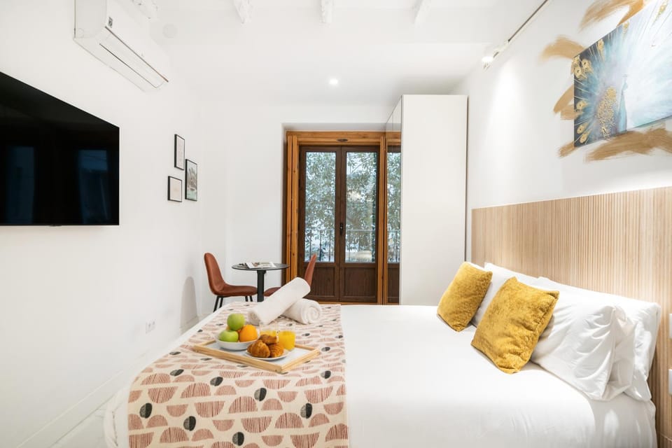 Bed, TV and multimedia, Photo of the whole room