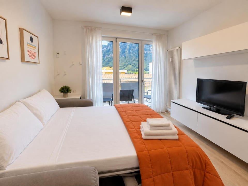10 min from downtown, Renovated three room apartment with balcony Apartment in Trentino-South Tyrol