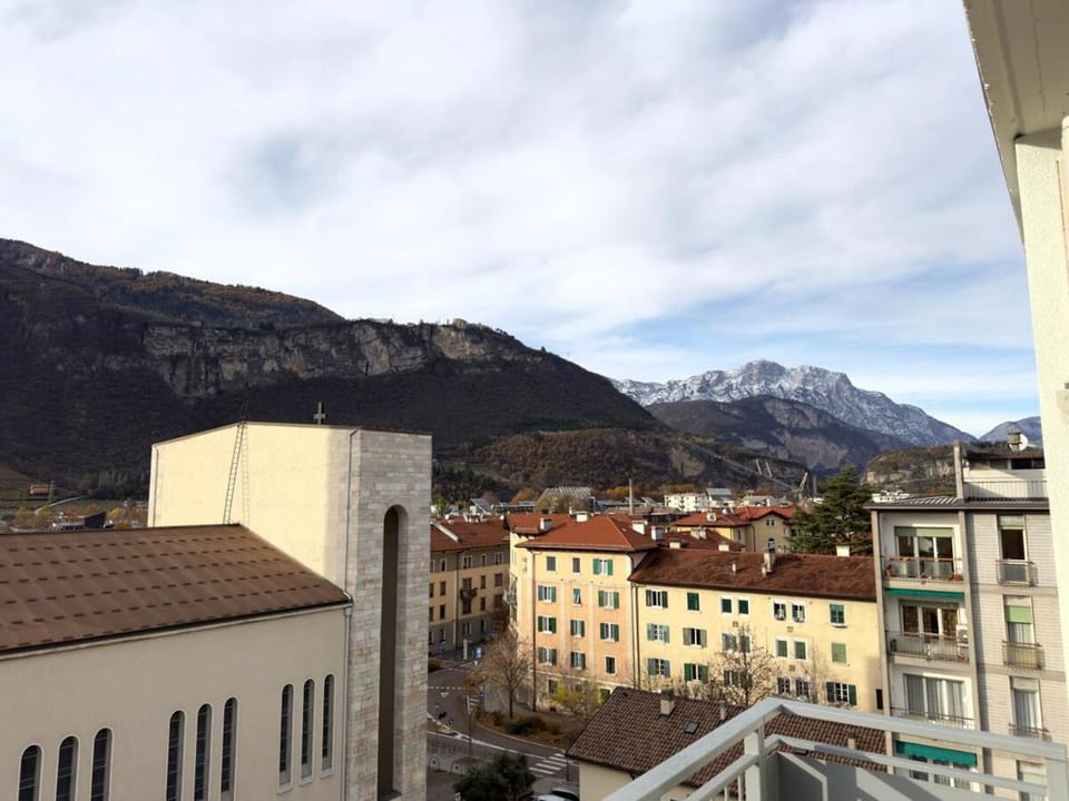 10 min from downtown, Renovated three room apartment with balcony Apartment in Trentino-South Tyrol