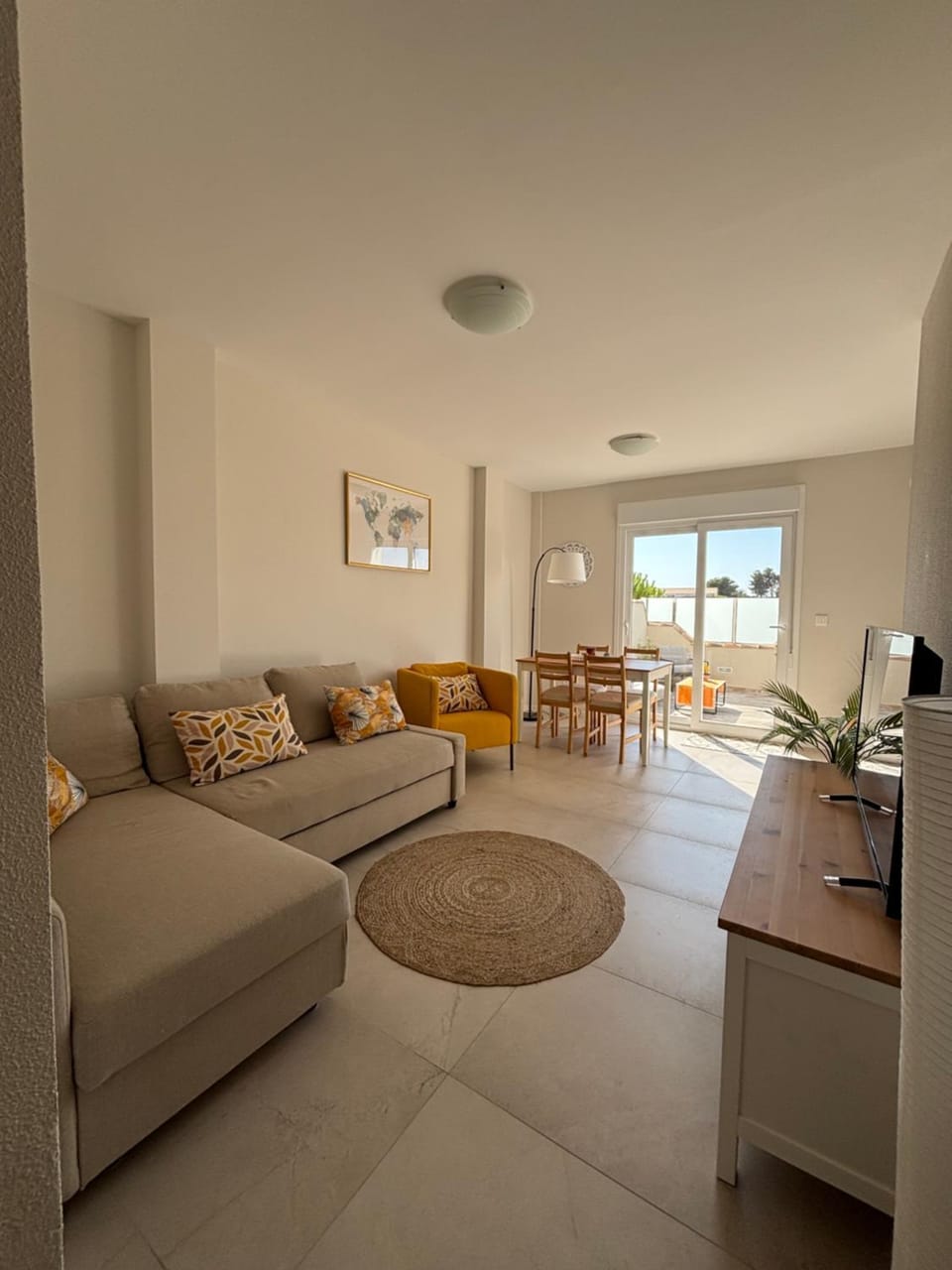 TV and multimedia, Living room, Seating area, Dining area