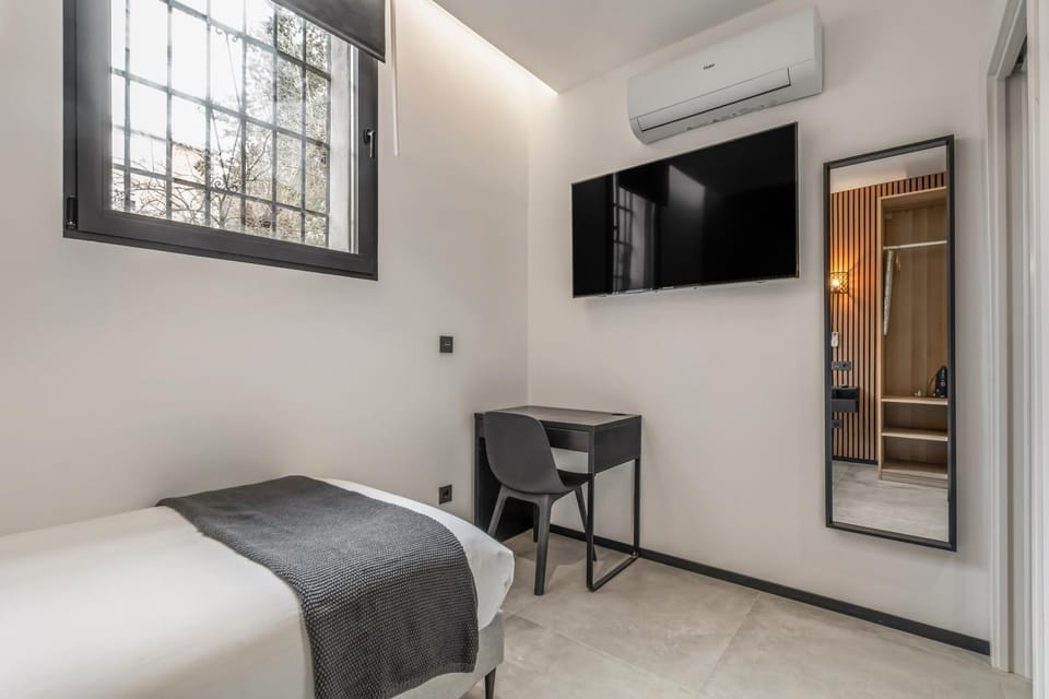 Bed, TV and multimedia, Photo of the whole room, air conditioner