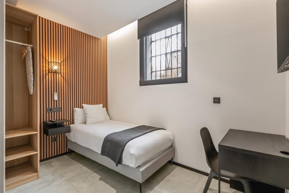 Bed, Photo of the whole room, Seating area, Bedroom