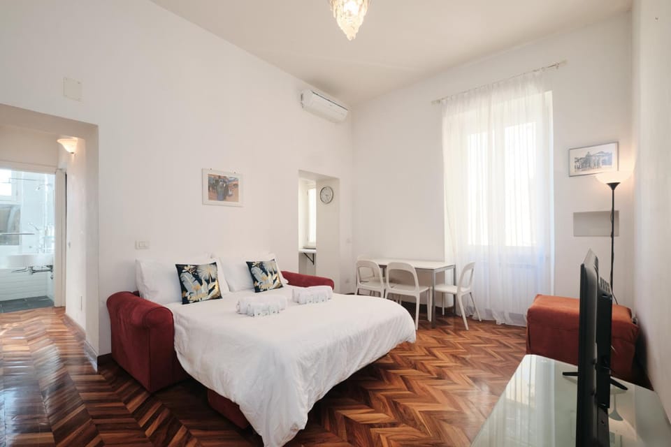 TV and multimedia, Living room, Seating area, air conditioner