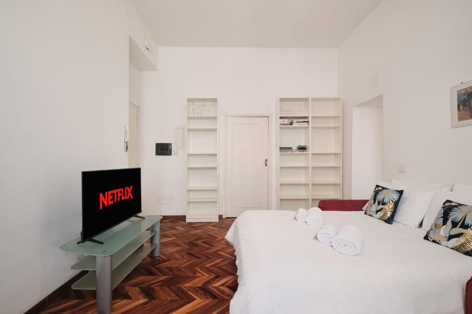 TV and multimedia, Living room, Photo of the whole room, Seating area, wardrobe, air conditioner