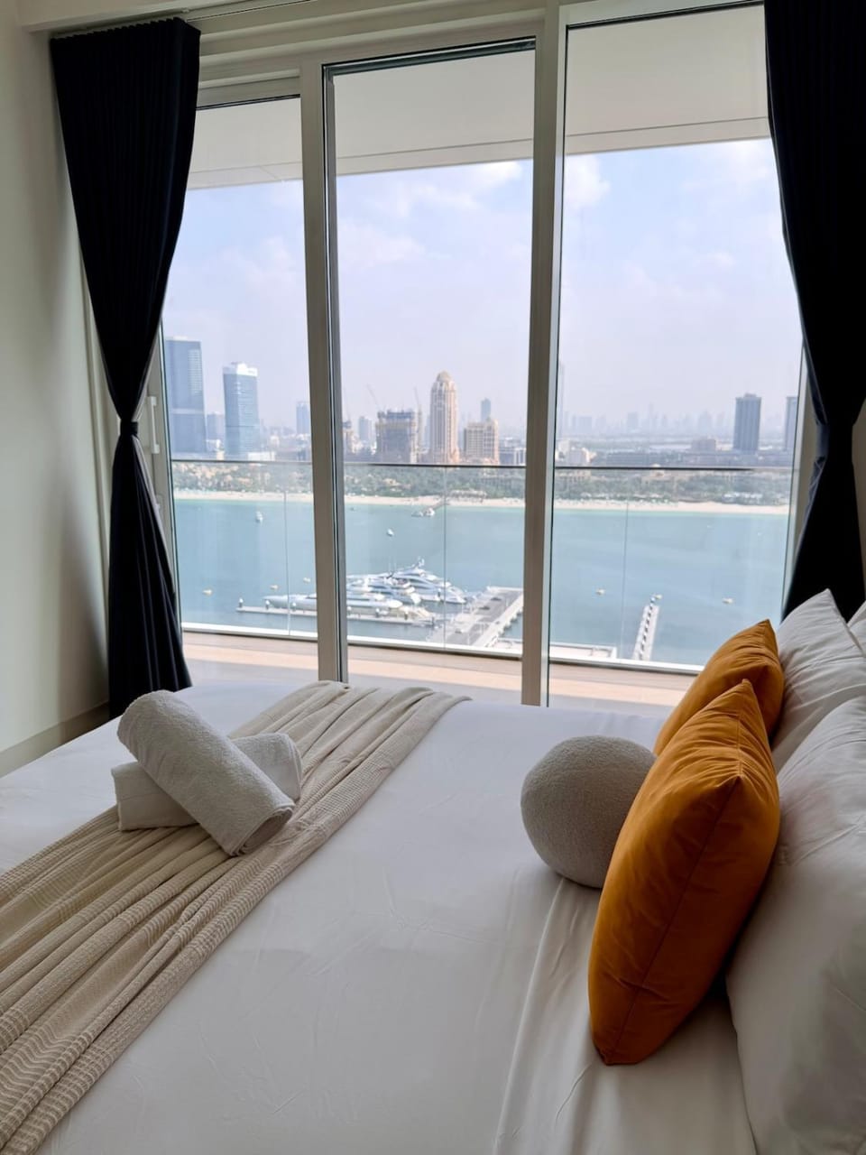 Bed, Natural landscape, View (from property/room), Balcony/Terrace, Photo of the whole room, Bedroom, Lake view, River view, Sea view, towels
