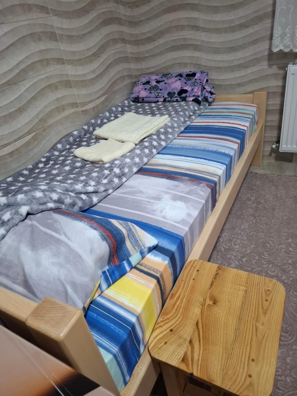 Bed, towels