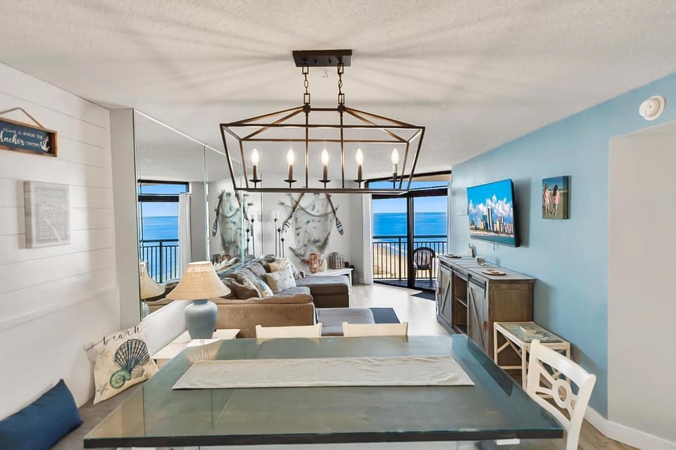 TV and multimedia, Living room, Seating area, Evening entertainment