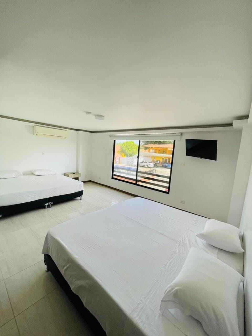Bed, TV and multimedia, Photo of the whole room, air conditioner