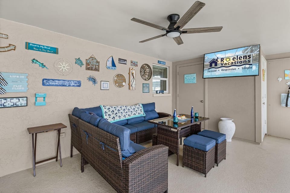 Waterfront Bliss with Pool, Spa & Gulf Access - Paradise on the Canal - Roelens House in Cape Coral