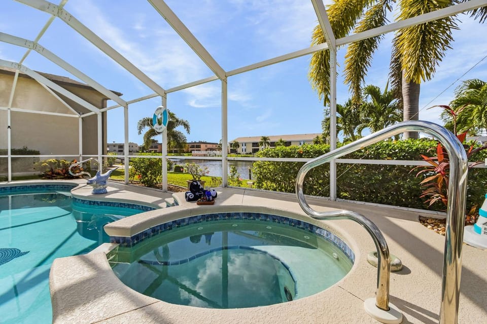 Waterfront Bliss with Pool, Spa & Gulf Access - Paradise on the Canal - Roelens House in Cape Coral