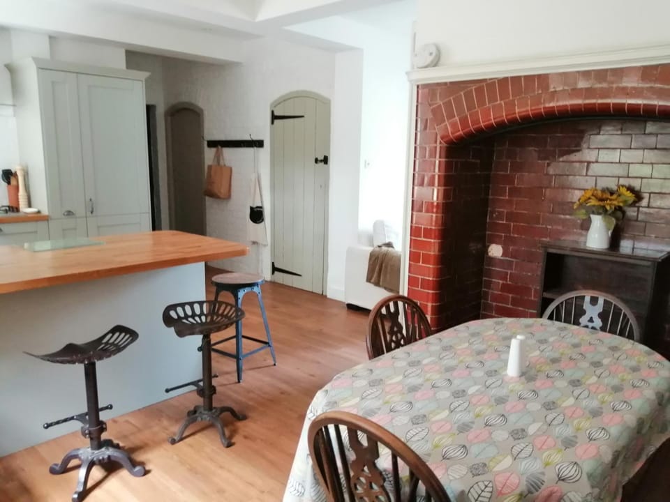 Kitchen or kitchenette, Living room, Seating area, Dining area