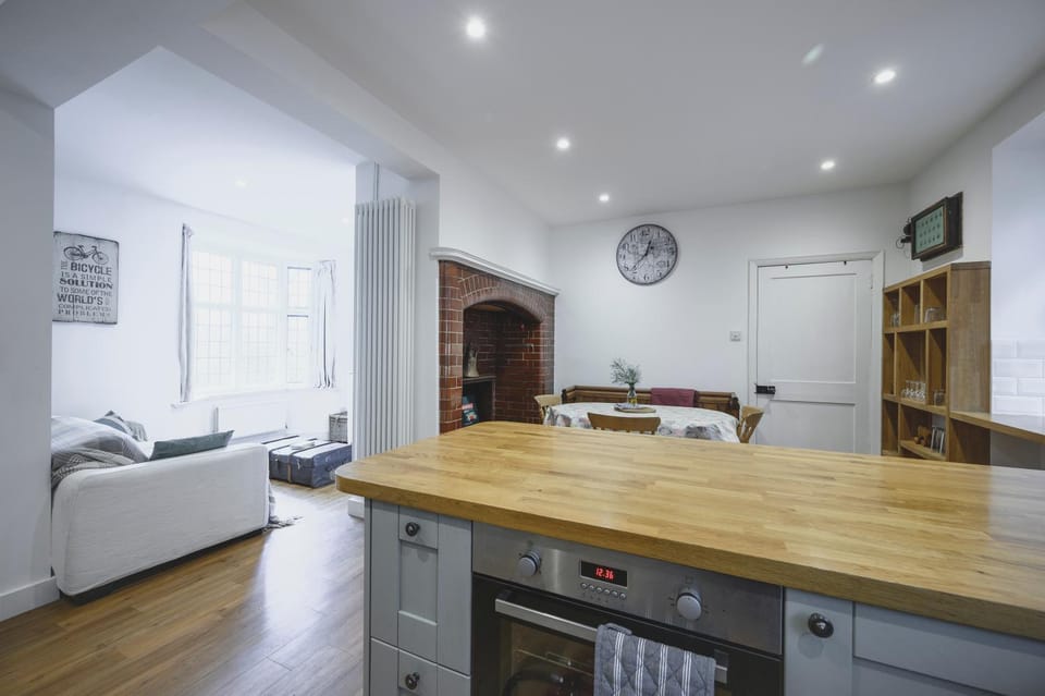 Kitchen or kitchenette, Living room, Seating area, Dining area, pet friendly, stove