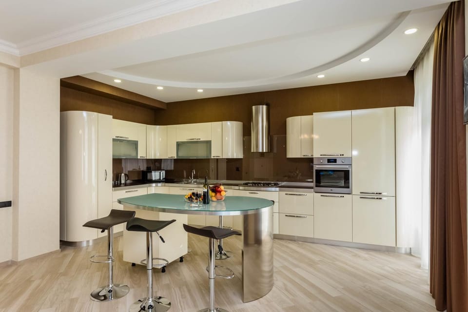Kitchen or kitchenette, Dining area, dishwasher, minibar, oven, stove