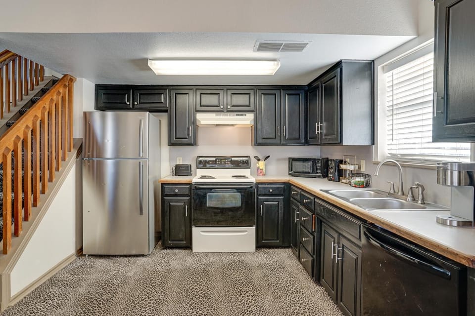Walk to Shops: Centrally Located Fort Worth Home House in Arlington