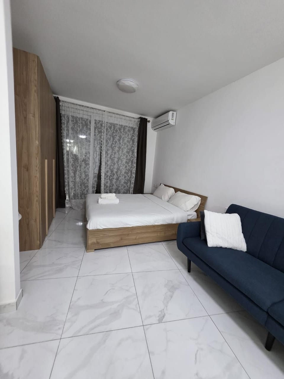 Bed, Living room, Photo of the whole room, Seating area, Bedroom