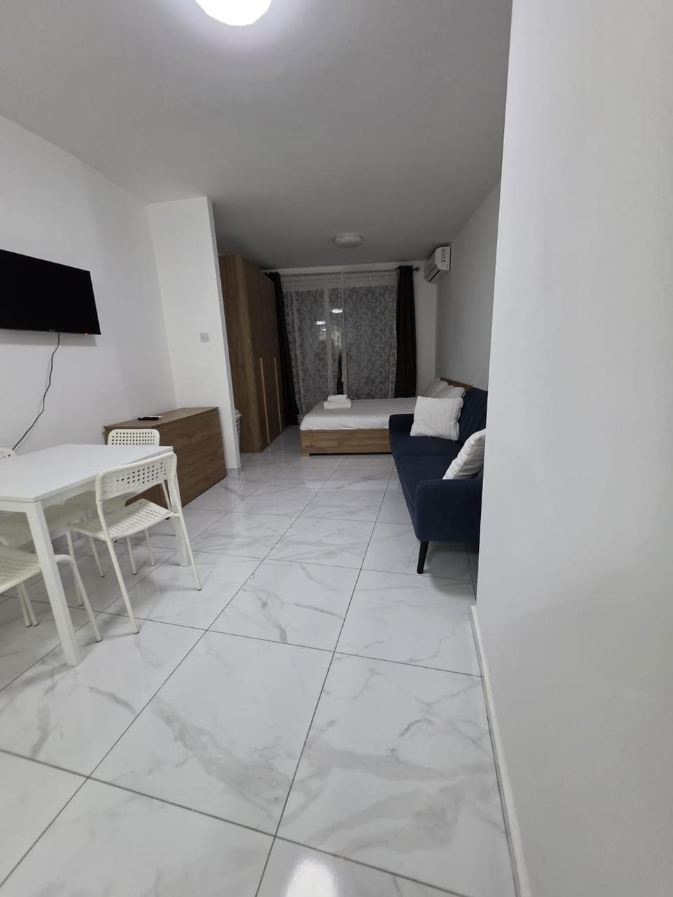 Bed, TV and multimedia, Living room, Photo of the whole room, Seating area, Bedroom