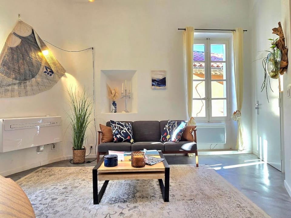 Living room, Seating area, air conditioner
