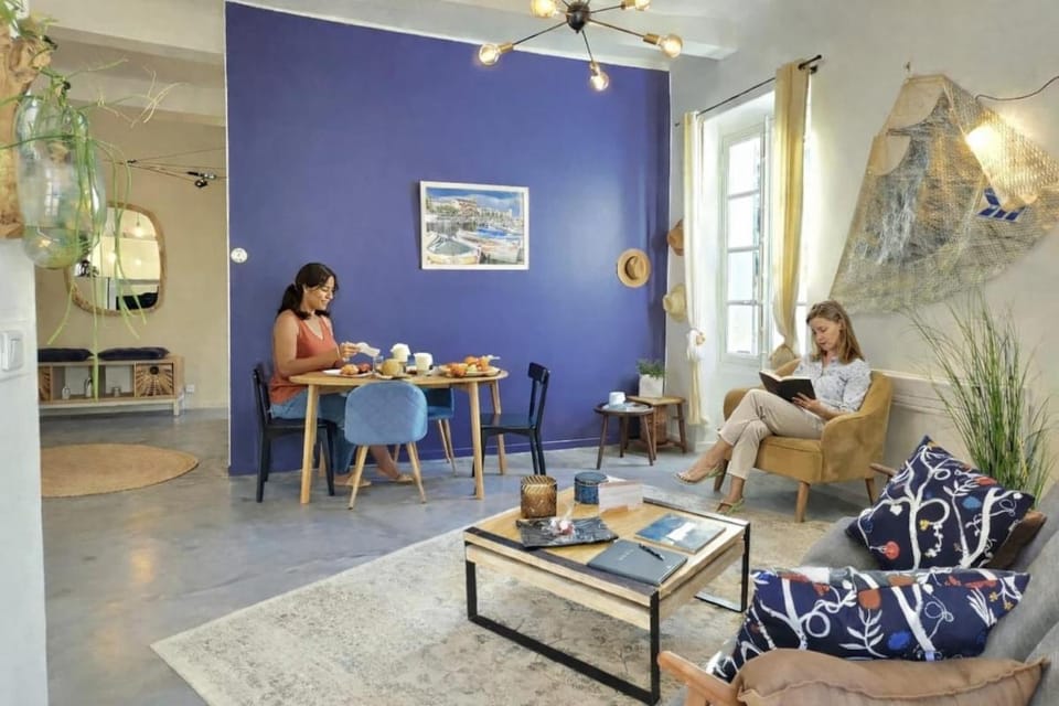 Living room, Seating area, Dining area, group of guests