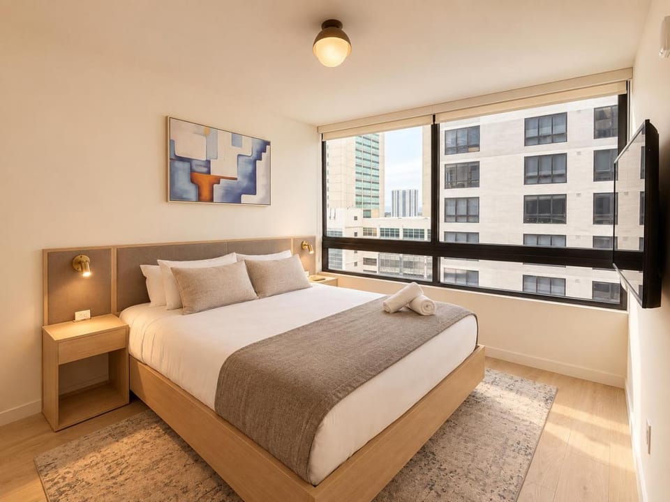 Bed, TV and multimedia, Photo of the whole room, Bedroom