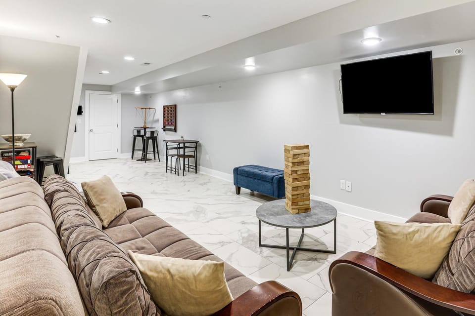 Rooftop Deck & Game Lounge in North Philly East! House in Philadelphia