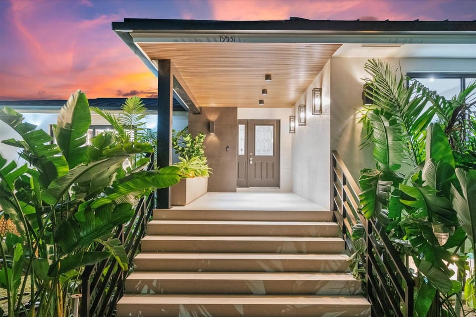 Luxe Miami Lakefront Mansion - 9BR w Pool & Garden House in Ojus