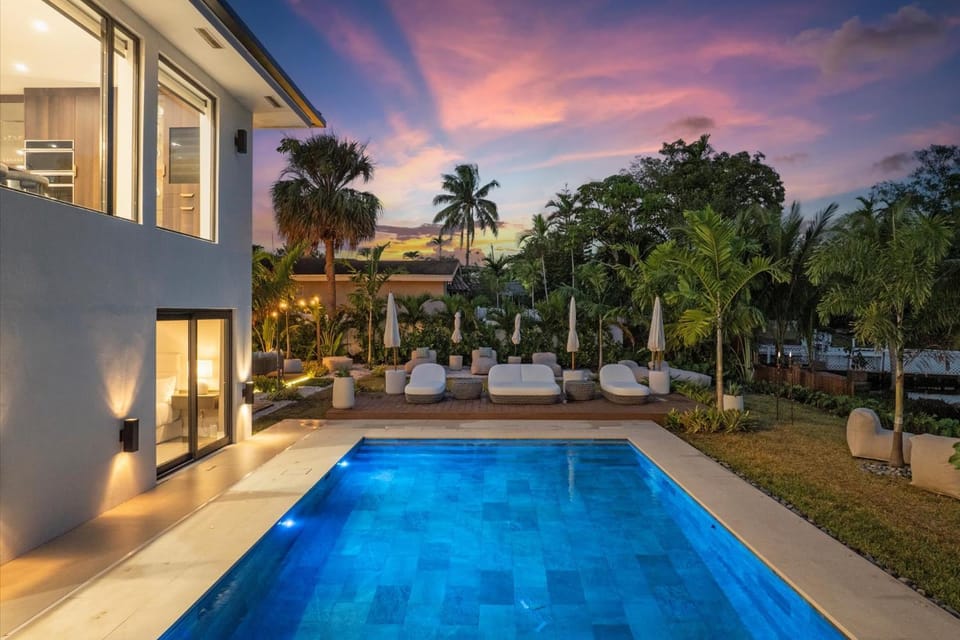 Luxe Miami Lakefront Mansion - 9BR w Pool & Garden House in Ojus