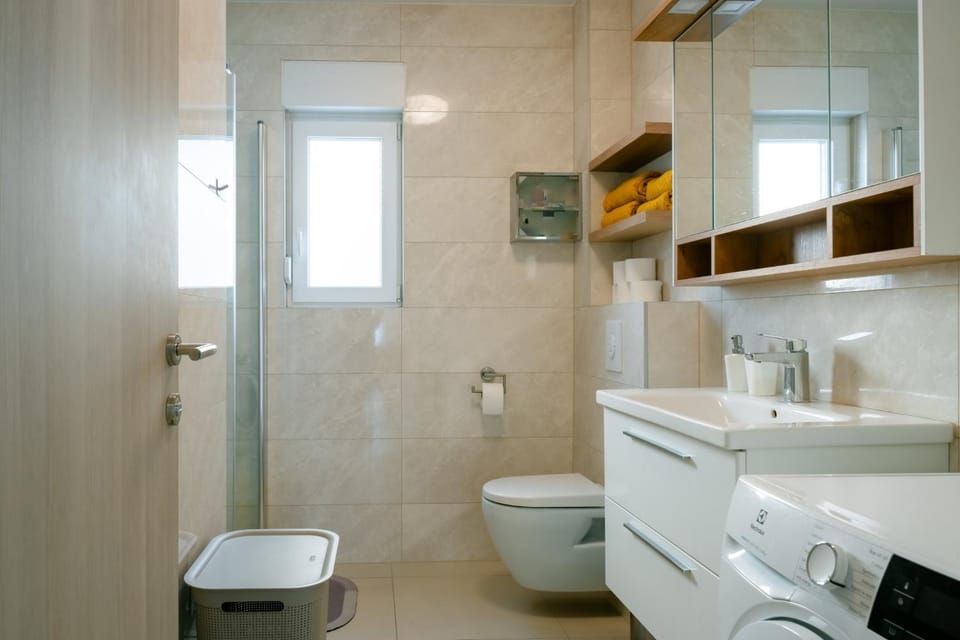 Shower, Toilet, Bathroom, towels