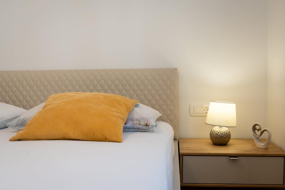 Bed, Day, Photo of the whole room, Bedroom, Time of day