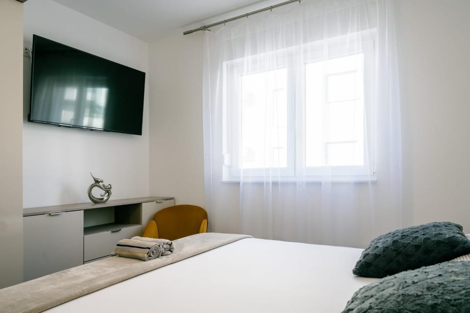 Bed, TV and multimedia, Bedroom