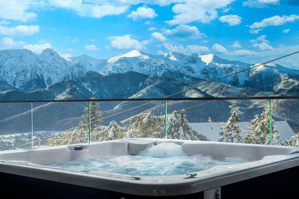 Nearby landmark, Day, Natural landscape, Winter, Hot Tub, Mountain view