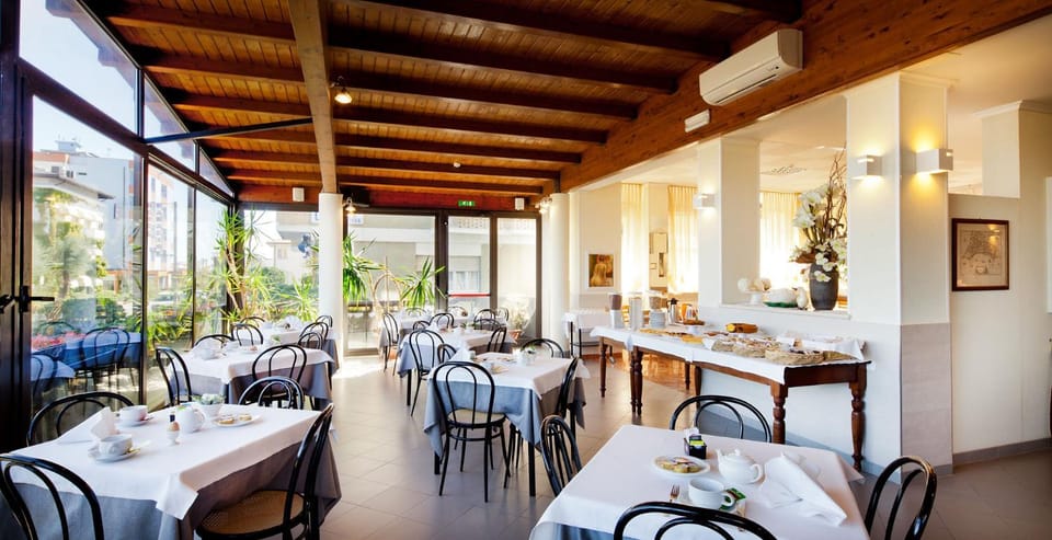 Restaurant/places to eat, Continental breakfast, Buffet breakfast