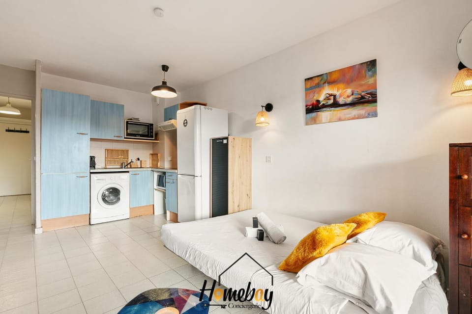 Bed, Kitchen or kitchenette, towels