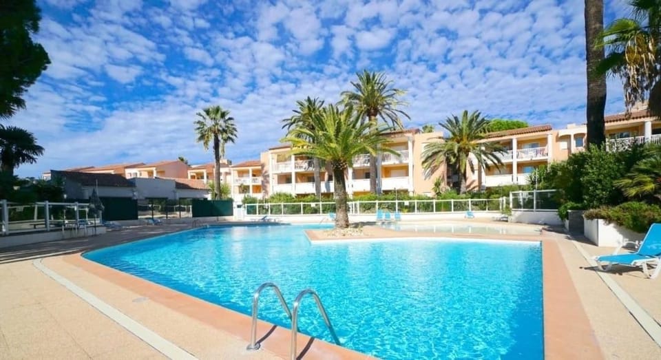 Property building, Swimming pool, sunbed