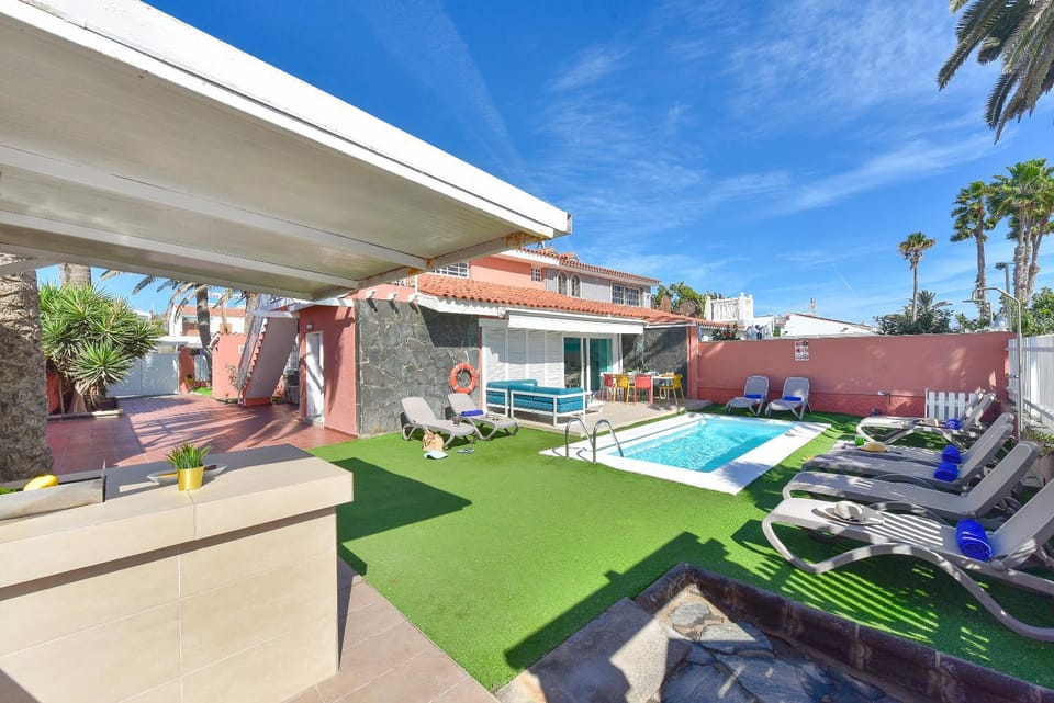 Property building, Day, Garden, Swimming pool, sunbed